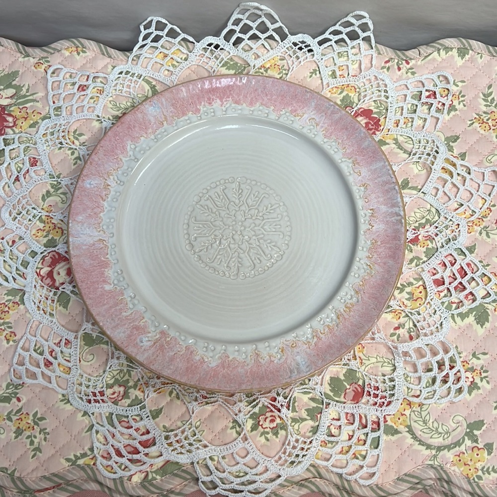 5 ANTHROPOLOGIE  SNOWFLAKE PORCELAIN ICICLE RIMMED SALAD/DINNER PLATES (5) SET
